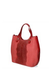 Rode leren tote bag met een reliëf krokodillenpatroon aan de voorkant, gladde textuur, dubbele handvatten en metalen accenten aan de zijkanten.