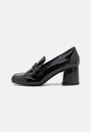 Zwarte lakleren loafers met blokhak, een ronde neus en decoratieve band over de wreef. Glad, glanzend oppervlak en gestructureerd ontwerp.