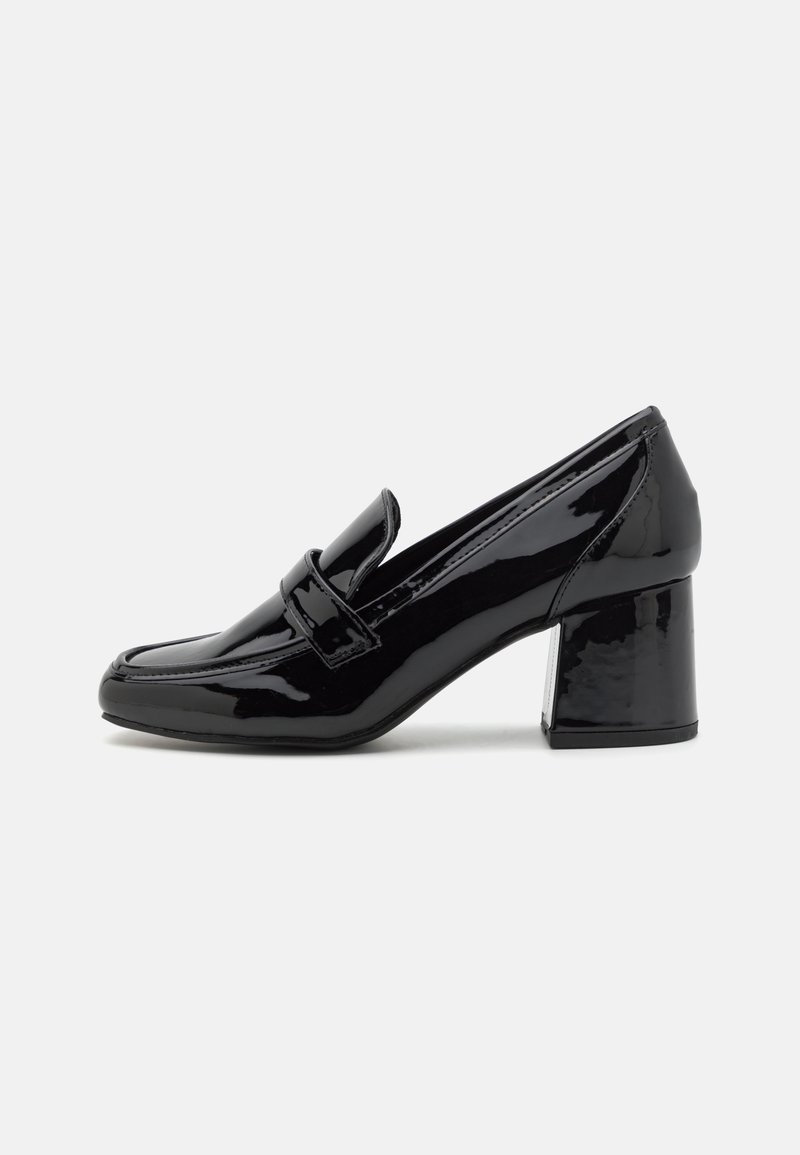 Mocassim neri in pelle verniciata con tacco a blocco, punta tondeggiante e cinturino decorativo sulla parte superiore. Superficie liscia e lucida con design strutturato.