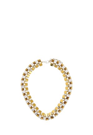 Gruby łańcuch naszyjnika wykonany ze złotych i srebrnych ogniw, zapinany na zapięcie typu karabińczyk.