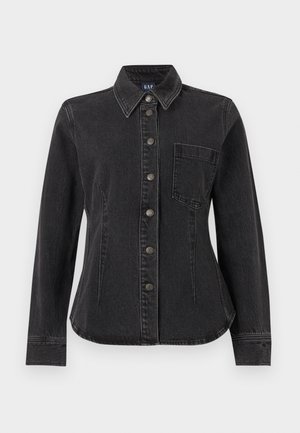 Čierna rifľová košeľa na gombíky s dlhými rukávmi, špicatým golierom, jedným náprsným vreckom a viditeľnými švami pre priliehavý strih.