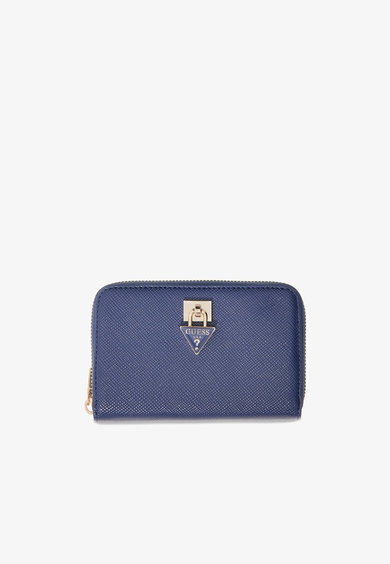 Portefeuille zippé bleu marine texturé avec logo triangulaire Guess doré et fermoir sur le devant.