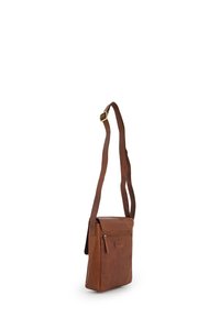 Hnědá kožená crossbody taška s nastavitelným popruhem, obdélníkového tvaru, se zipovou přední kapsou a s embosovaným logem značky na přední straně.