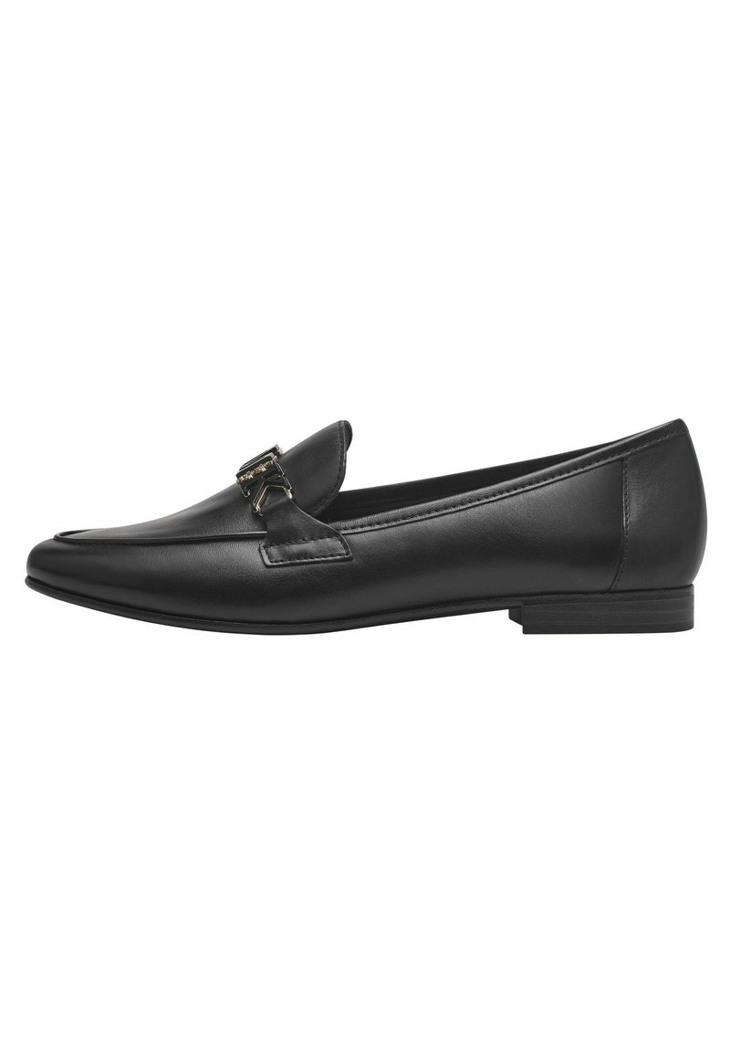 Zwarte leren loafers met een puntige neus, voorzien van een decoratieve metalen gesp aan de voorkant en een lage, gestapelde hak. Gladde textuur.