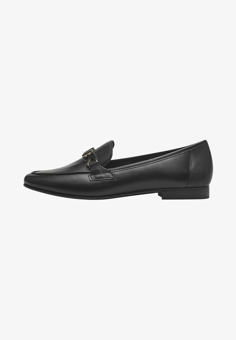 Zwarte leren loafers met een puntige neus, voorzien van een decoratieve metalen gesp aan de voorkant en een lage, gestapelde hak. Gladde textuur.