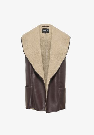 Gilet en cuir marron avec un large col en shearling beige doux. Présente une ouverture à l'avant et deux poches latérales. Texture lisse et design contemporain.