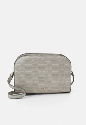 Petit sac bandoulière gris avec texture crocodile et fine bandoulière réglable, avec un logo de marque doré au centre devant.