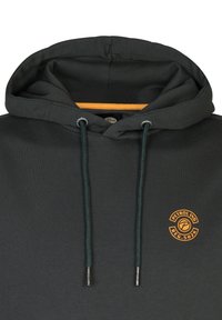 Sudadera con capucha negra, con un bolsillo frontal, cordones verdes y un logo circular naranja en el pecho. Fabricada con un tejido suave y duradero.