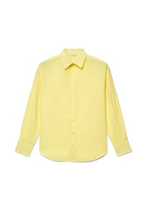 Gelbes Hemd mit langen Ärmeln und Knöpfen, spitzem Kragen und Manschetten, schlichtes Design, flach auf weißem Hintergrund dargestellt.