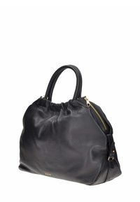 Borsa a mano in pelle nera con design arricciato, dettaglio della cerniera dorata e doppi manici. Texture liscia con minimalismo negli abbellimenti.