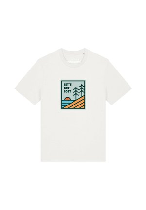 Wit T-shirt met korte mouwen met een afbeelding van bomen, heuvels, een ondergaande zon en de tekst "LET'S GET LOST" op de borst.