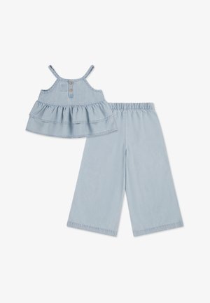 Completo azzurro chiaro composto da un top senza maniche a balze con dettagli a bottoni e pantaloni abbinati a gamba larga con vita elastica.