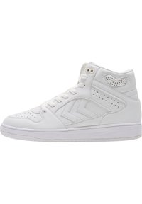 Høye hvite sneakers laget av glatt lær med perforerte detaljer, polstret krage og en teksturert hvit gummisåle.