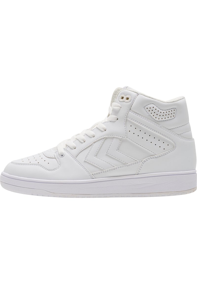 Høye hvite sneakers laget av glatt lær med perforerte detaljer, polstret krage og en teksturert hvit gummisåle.