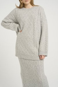 Pulover tricotat gri deschis și fustă asortată cu un model din fir cable-knit, croială supradimensionată și manșete și tiv cu revere.