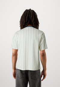 New Era PINSTRIPE TEE - T-shirt estampada - off-white/blue