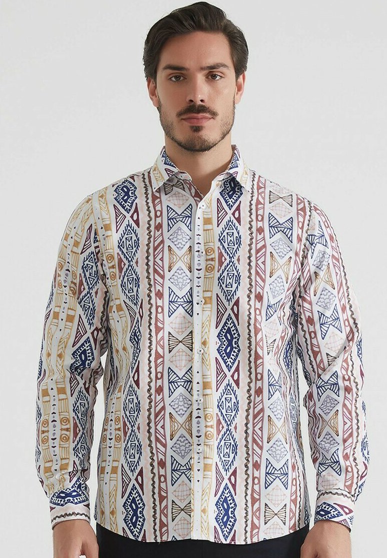 Chemise à manches longues pour homme en tissu blanc, ornée de motifs géométriques en bleu, rouge et or. Fini avec un col classique et une fermeture par boutons.