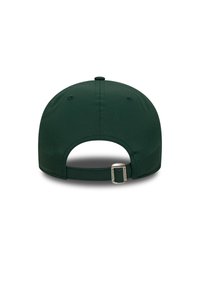 Πράσινο καπέλο με κυρτή γείσο, ρυθμιζόμενο λουράκι και ραφές λεπτομερειών. Ομαλή υφή υφάσματος με οπές αερισμού στο πίσω μέρος.