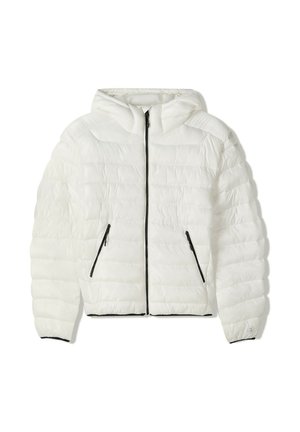 Vit puffjacka med huva, med horisontella quiltade sektioner, svart dragkedja och två sidofickor med dragkedja. Accentmuddar vid fållen.