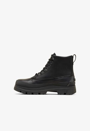 Bottes noires à la cheville avec une tige en cuir lisse, une semelle en caoutchouc robuste, six œillets et une languette à l'arrière pour un enfilage facile.