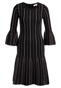 Robe noire longueur genoux avec rayures beige verticales, encolure ronde et manches trois-quarts évasées avec le même motif de rayures.