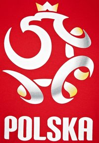 Czerwona tkanina z stylizowanym logo z zakrzywionymi elementami w kolorze białym, srebrnym i żółtym, z napisem "POLSKA" na dole.