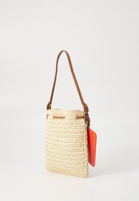 Kudottu olkahihnalla varustettu olkakassi, jossa on vaaleanruskea nahkahihna. Siinä on oranssi nahkakoriste, suorakulmainen muoto ja teksturoitu pinta.