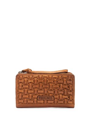 Cartera de cuero marrón con patrón tejido y correa de muñeca, con la marca "Pikolinos" en el frente.