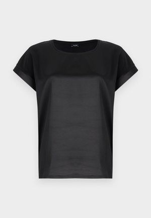 Zwarte T-shirt van gladde stof, met een ronde halslijn en korte, opgerolde mouwen. Eenvoudig ontwerp zonder patronen of versieringen.