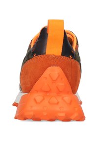 Herren-Laufschuh mit einem schwarzen Synthetik-Obermaterial, orangen Wildlederakzenten und einer strukturierten orangen Gummi-Außensohle mit einem dreieckigen Profil.
