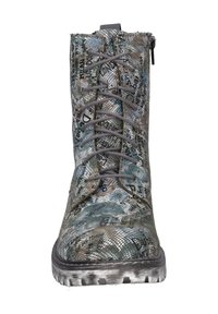 Stivaletto alla caviglia con lacci in materiale grigio e blu testurizzato con motivi stampati. Presenta una suola resistente e una chiusura con zip sul lato.