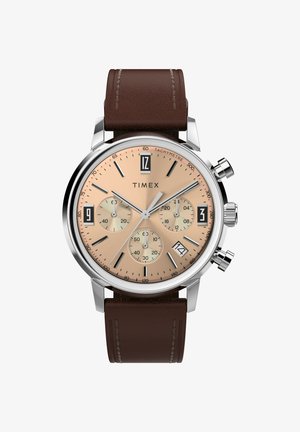 Timex Chronograph-Uhr mit einem roségoldenen Zifferblatt, silbernem Edelstahlgehäuse, braunem Lederarmband und drei Sub-Dials zur Zeitmessung.