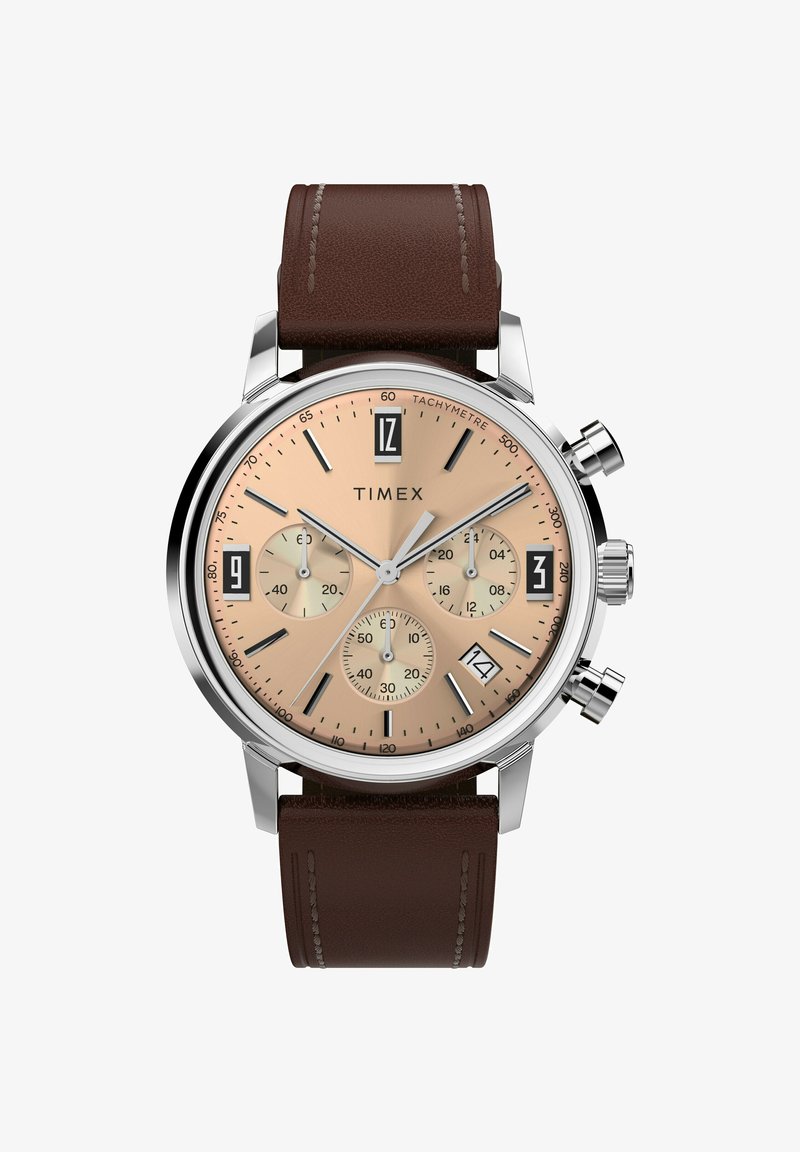Timex chronografas su rožinės aukso ciferblatu, sidabro nerūdijančio plieno korpusu, rudos odinės dirželiu ir trimis subdialais laikmatį.