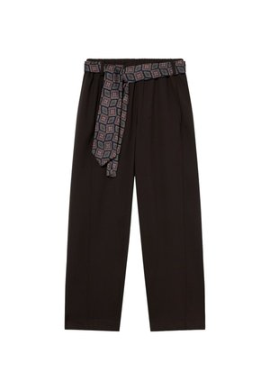 Schwarze Hosen mit weitem Bein, elastischem Bund und einem gemusterten Stoffgürtel mit quadratischen Motiven in Marine- und Brombeer-Tönen.