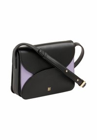 Borsa a spalla in pelle nera con un accento viola, design a pattina curvata, hardware dorato e tracolla regolabile. Texture liscia, forma compatta.