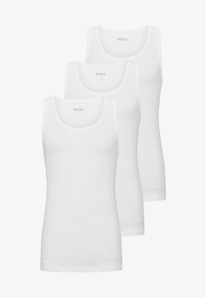 Três t-shirts brancas de algodão dispostas em uma pilha, com decote redondo e uma marcação discreta na frente, perto da bainha.