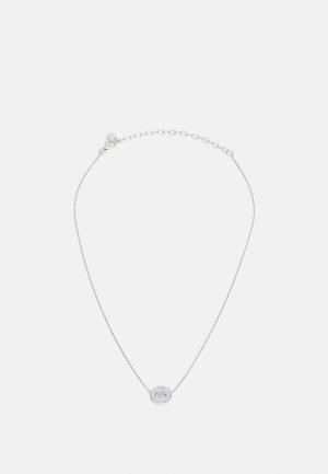 Silberne Kettenhalskette mit einem runden Anhänger, der einen strukturierten Rand und ein glattes zentrales Design aufweist. Verstellbare Länge mit einem Verschluss.