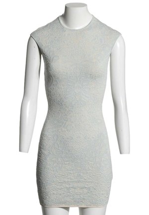 Robe moulante sans manches gris clair avec motif floral texturé exposée sur un buste de mannequin blanc.
