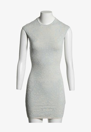 Robe moulante sans manches gris clair avec motif floral texturé exposée sur un buste de mannequin blanc.