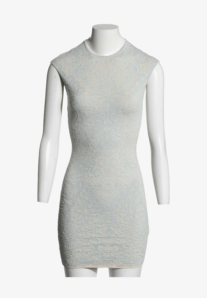 Robe moulante sans manches gris clair avec motif floral texturé exposée sur un buste de mannequin blanc.