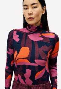 Langärmliger Rollkragenpullover in Marineblau mit lebhaften pinken und orangefarbenen Blumenmustern. Hergestellt aus einem glatten, dehnbaren Stoff.