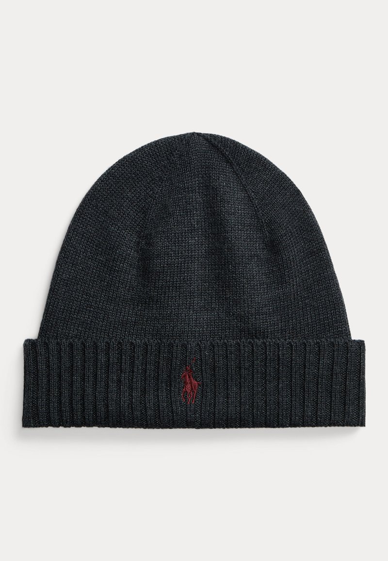 Gorro de malha em cinza escuro com punho canelado; apresenta um pequeno logótipo vermelho bordado na frente. Textura suave, design ajustado.
