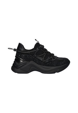 Zapatos deportivos negros con un upper texturizado y adornos de strass, un acolchado en el cuello y una suela gruesa para mayor altura.