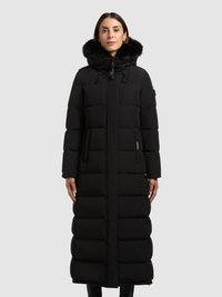 Dlouhá černá péřová bunda s kapucí lemovanou umělou kožešinou, prošívaný vzor, přední zip a boční kapsy. Hladká textura a design v plné délce.