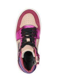 High-top sneakers met een mix van roze, paars en beige synthetische materialen, met zwarte veters en geperforeerde details op de neus.