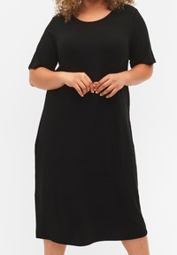 Abito nero a coste con maniche corte, scollatura tonda e vestibilità morbida. Design a metà lunghezza con texture liscia e senza ulteriori motivi.