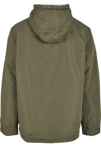 Oljen vihreä, keveä takki, jossa on huppu, joka tarjoaa sileän, mattaisen pinnan ja sivutaskut. Takakatsaus näyttää siistit linjat ja minimaalisen yksityiskohdan.