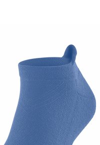 Chaussette bleue hauteur cheville avec un motif tricoté texturé et un petit tirant à l'arrière pour un enfilage facile.