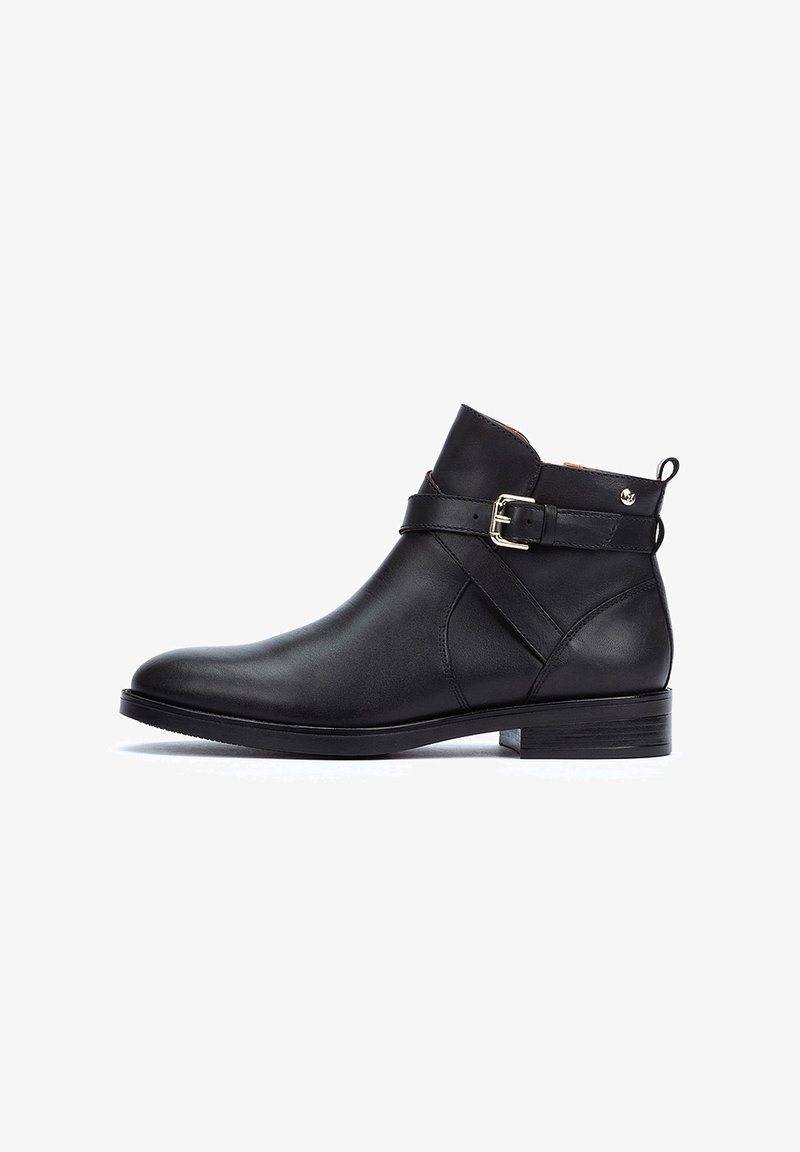 Bottines en cuir noir avec une sangle latérale et une boucle en argent, bout arrondi et un petit talon empilé. Texture lisse avec un minimalisme dans les détails.