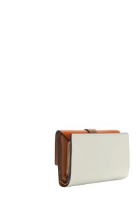 Geldbörse aus verschiedenen Materialien; mit einem weißen Äußeren, orangefarbenen und braunen Akzenten sowie einem Reißverschlussfach. Kompakte und rechteckige Form.